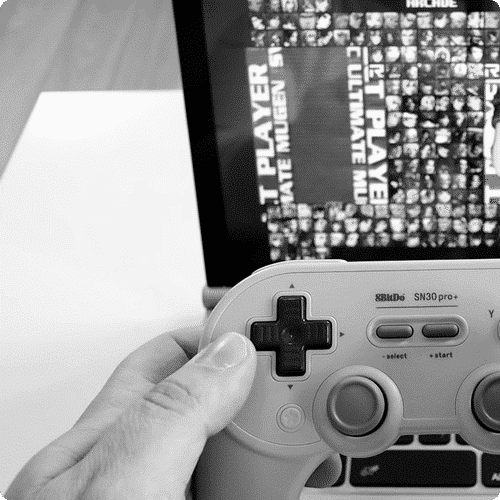 À quoi doit-on faire attention concernant l'ergonomie et le confort lors de l'achat d'une manette retrogaming ?